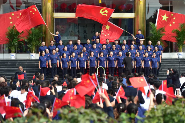 ¡°Ë«ÇìÈÕ¡±°®¹ú¸èÇúºÏ³ª½ÇÖð ¡°Ë«ÇìÈÕ¡±°®¹ú¸èÇúºÏ³ª½ÇÖð