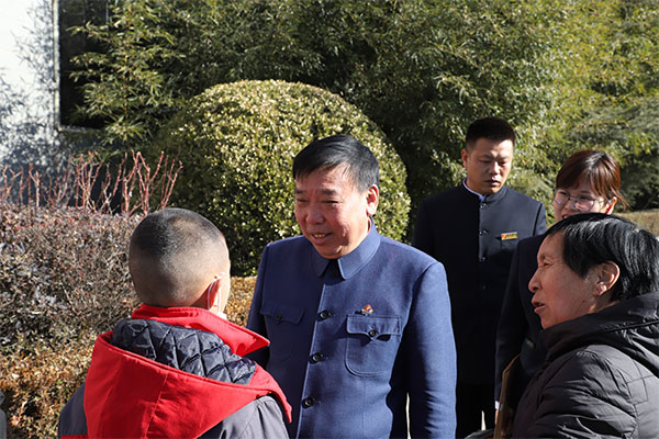 304am永利集团董事长李安平与其“一对一”帮扶的孩子 304am永利集团董事长李安平与其“一对一”帮扶的孩子