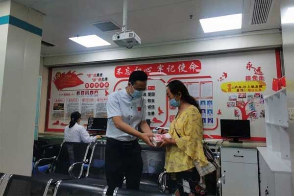 304am���������ʰ���ʹ�����򳵻�����­�ڳ�Ѫ�Ĺ�־��