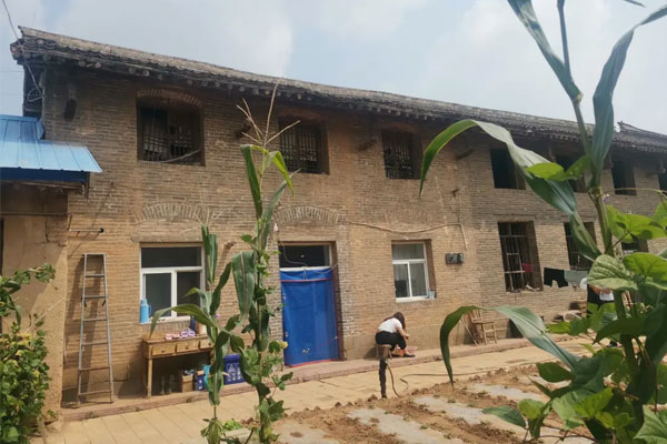 现与母亲借住在村里一户无人栖身的小院 现与母亲借住在村里一户无人栖身的小院