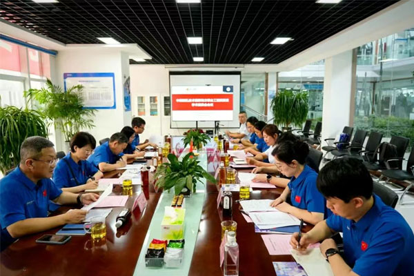 ��ҩ΢�����չ��ҵط����Ϲ���ʵ����ѧ�����潻����