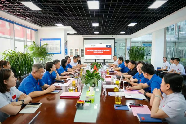 ��ҩ΢�����չ��ҵط����Ϲ���ʵ����ѧ�����潻����